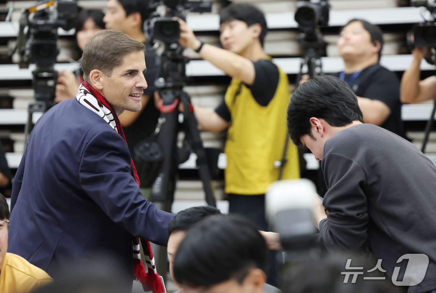 (천안=뉴스1) 김영운 기자 = 로베르트 모레노 대한민국 남자 축구 대표팀 임시 감독이 14일 충남 천안시 서북구 코리아풋볼파크에서 열린 감독 취임식 및 하나은행 초청 축구국가대표 …