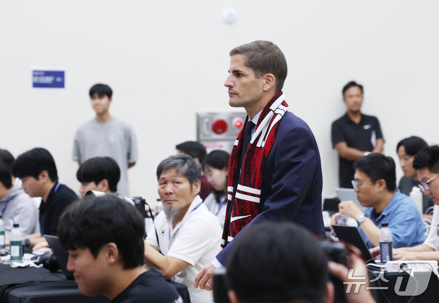 본문 이미지 - 로베르트 모레노 대한민국 남자 축구 대표팀 임시 감독이 14일 충남 천안시 서북구 코리아풋볼파크에서 열린 감독 취임식 및 하나은행 초청 축구국가대표팀 친선경기 명단발표 기자회견을 마치고 기자회견장을 나서고 있다. 2026.9.14 ⓒ 뉴스1 김영운 기자