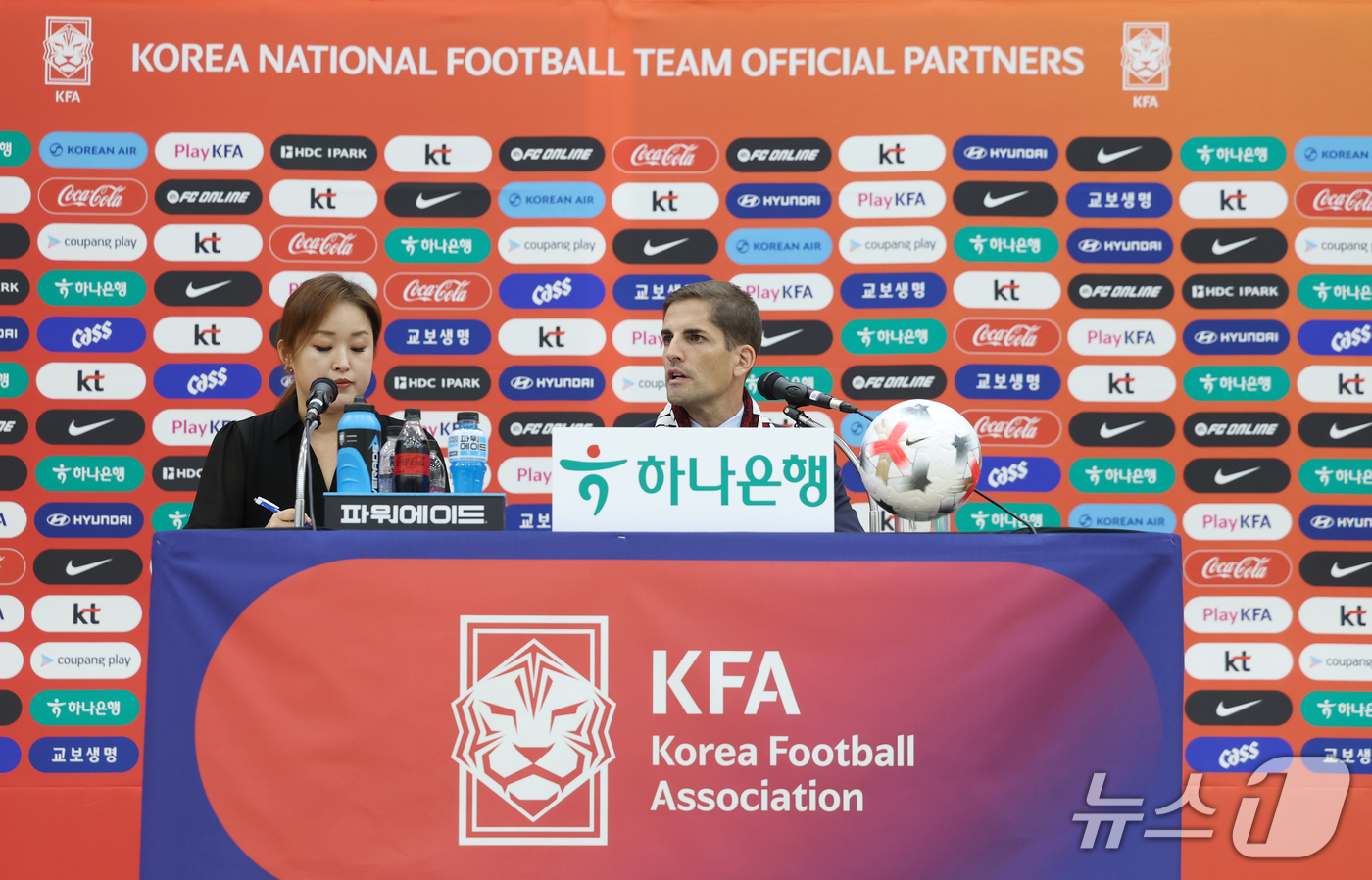 (천안=뉴스1) 김영운 기자 = 로베르트 모레노 대한민국 남자 축구 대표팀 임시 감독이 14일 충남 천안시 서북구 코리아풋볼파크에서 열린 감독 취임식 및 하나은행 초청 축구국가대표 …