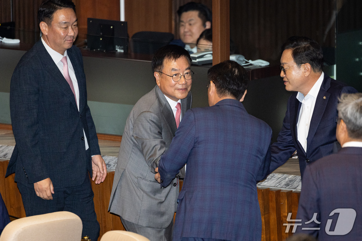 (서울=뉴스1) 유승관 기자 = 서범수 국민의힘 의원이 14일 서울 여의도 국회에서 열린 제439회 국회(정기회) 제8차 본회의에서 교육·사회·문화에 관한 질문을 마친 후 정점식 …