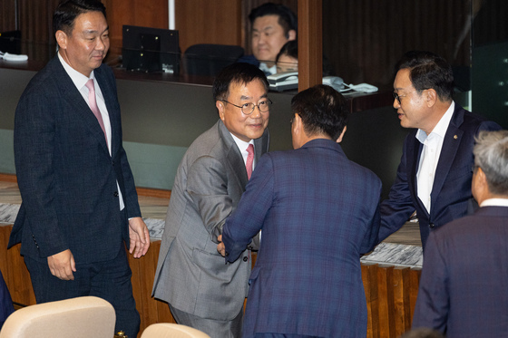 정점식 원내대표와 인사 나누는 서범수 의원