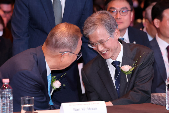 반기문 전 유엔 사무총장과 반갑게 인사하는 조희대 대법원장