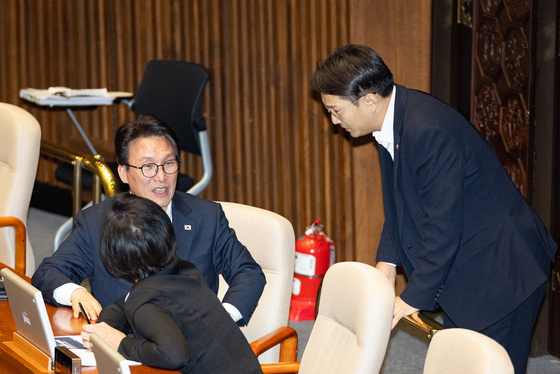 대화 나누는 민주당 지도부