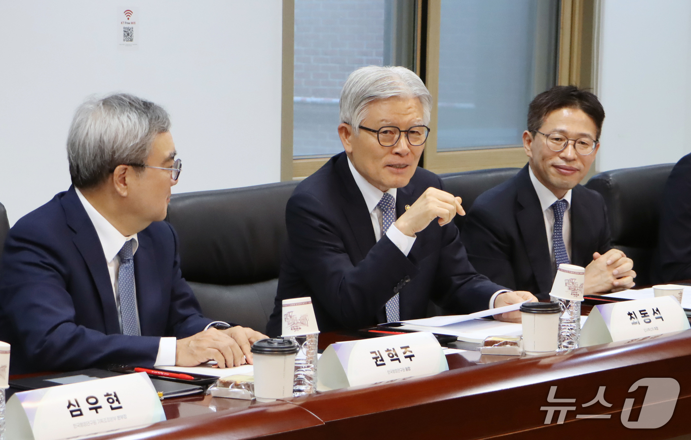 최동석 인사혁신처장, 한국행정연구원 방문 - 뉴스 썸네일 이미지