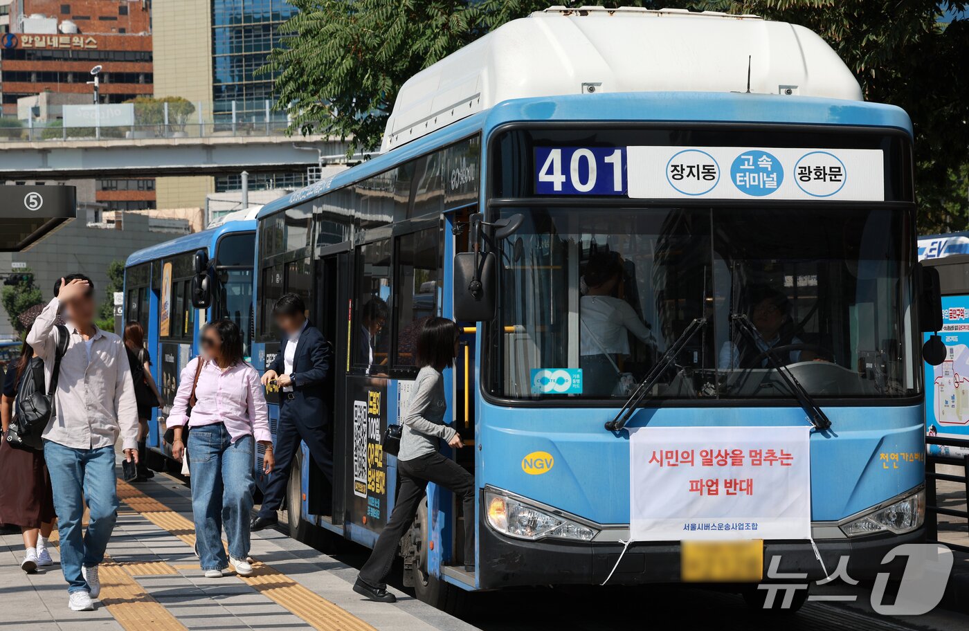 본문 이미지 - 서울 시내버스 노조의 총파업이 이틀 앞으로 다가온 14일 서울역 버스 환승센터에서 운행 중인 버스 차량 전면에 파업 반대 현수막이 걸려있다. 2026.9.14 ⓒ 뉴스1 이호윤 기자