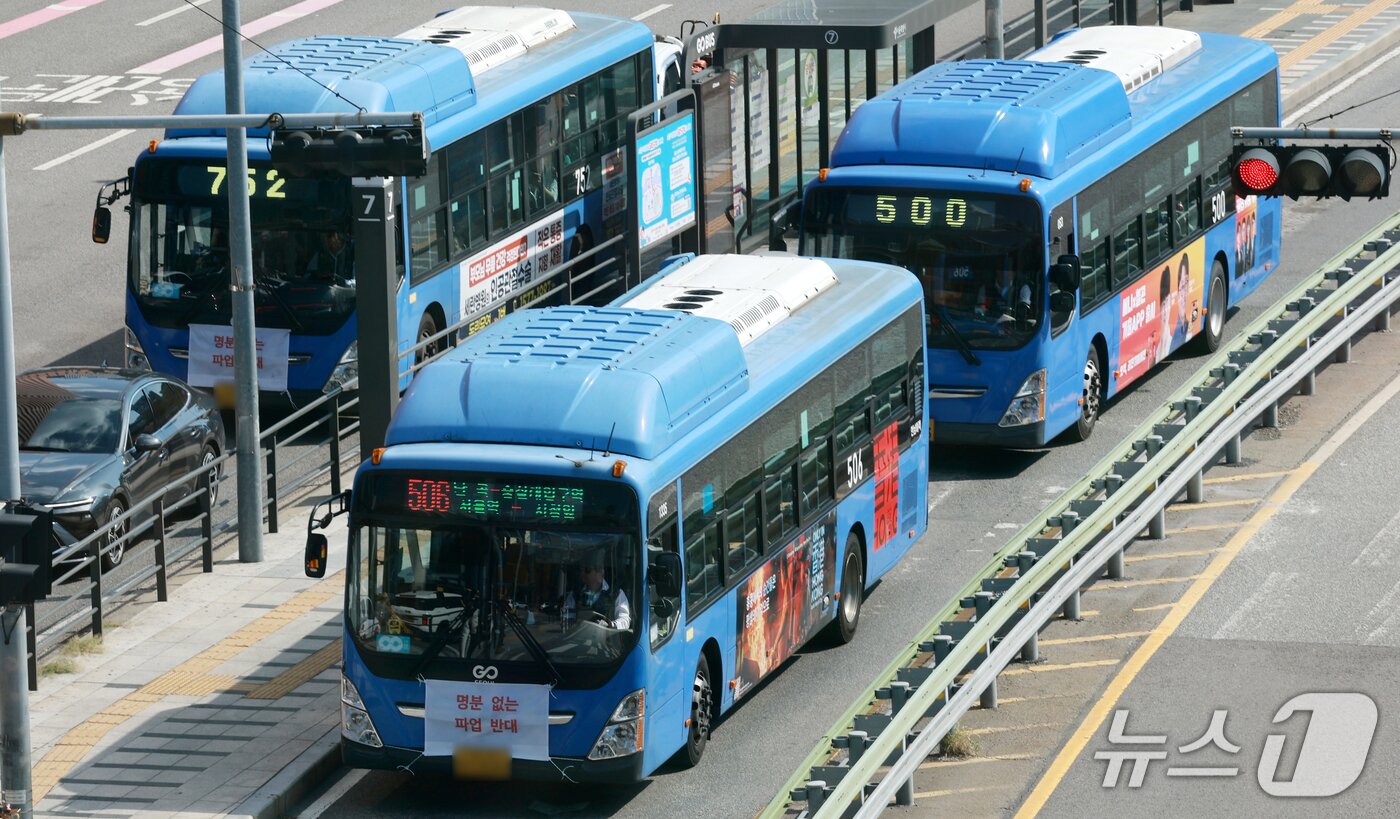 본문 이미지 - 서울 시내버스 노조의 총파업이 이틀 앞으로 다가온 14일 서울역 버스 환승센터에서 운행 중인 버스 차량 전면에 파업 반대 현수막이 걸려있다. 2026.9.14 ⓒ 뉴스1 이호윤 기자