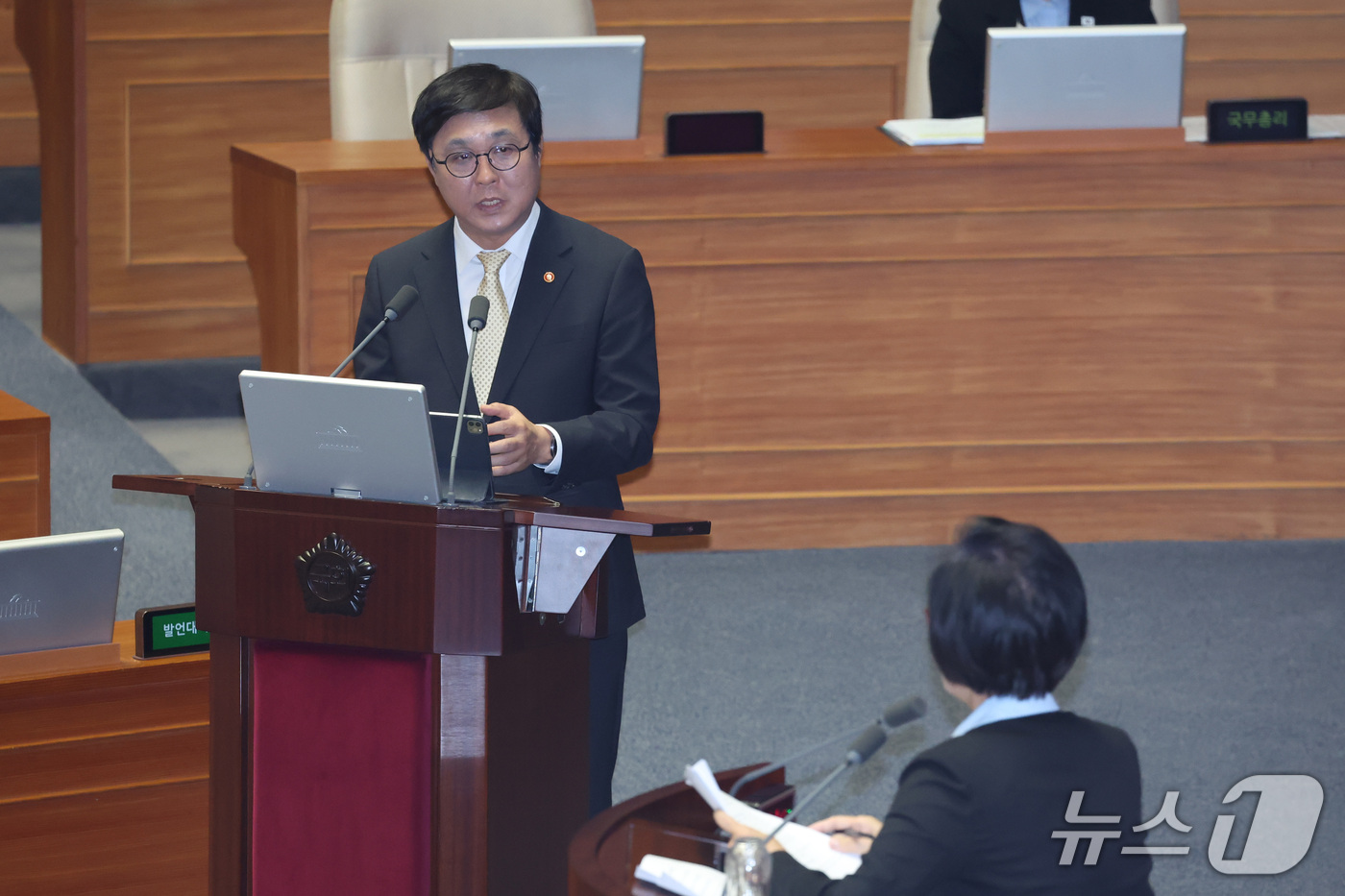 (서울=뉴스1) 신웅수 기자 = 최휘영 문화체육관광부 장관이 14일 서울 여의도 국회에서 열린 제439회국회(정기회) 8차 본회의 대정부질문에서 교육·사회·문화에 관한 질문에 답변 …