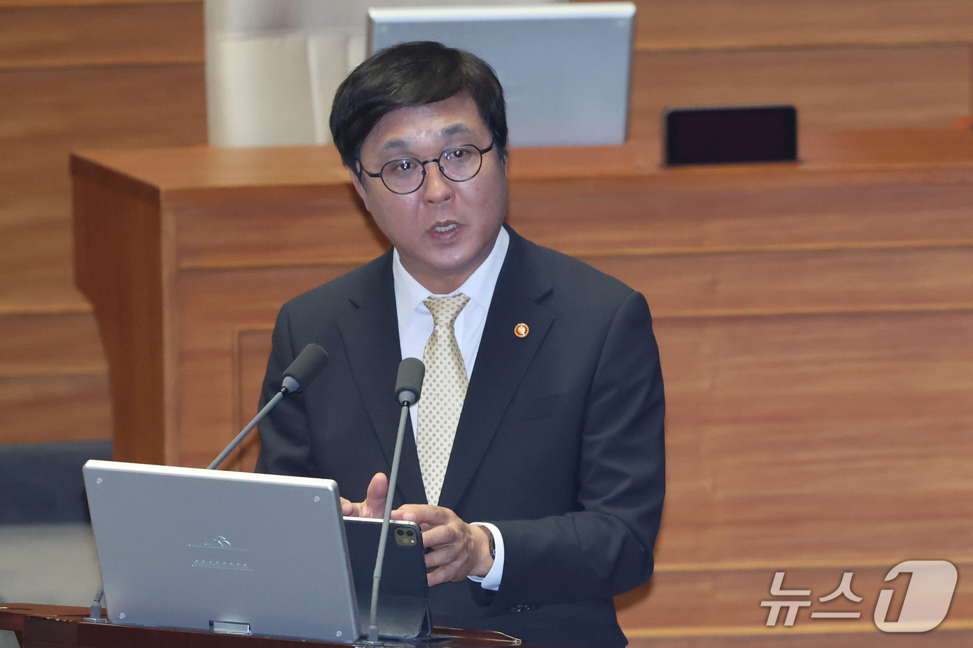 (서울=뉴스1) 신웅수 기자 = 최휘영 문화체육관광부 장관이 14일 서울 여의도 국회에서 열린 제439회국회(정기회) 8차 본회의 대정부질문에서 교육·사회·문화에 관한 질문에 답변 …