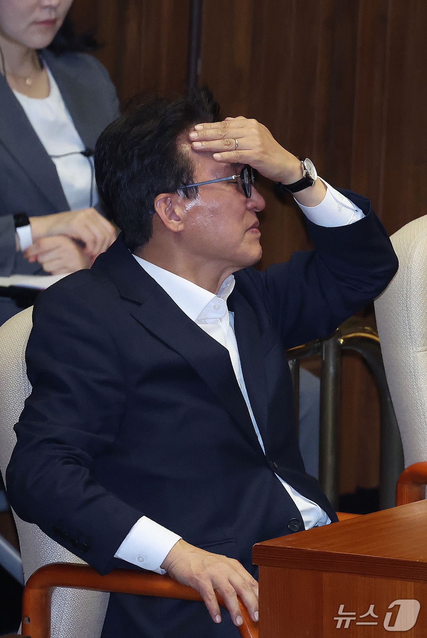 (서울=뉴스1) 신웅수 기자 = 김민석 더불어민주당 대표가 14일 서울 여의도 국회에서 열린 제439회국회(정기회) 8차 본회의 대정부질문에서 생각에 잠겨 있다. 2026.9.14 …