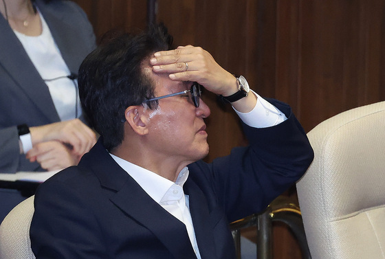 생각 잠긴 김민석 대표