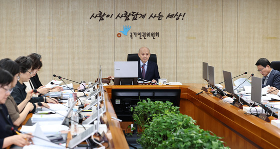 '윤석열 방어권' 폐기되나…인권위, 전원위 안건 상정