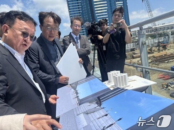 본문 이미지 - 법원이 지난달 5일 북항 재개발지구 내 환승센터 사업현장에 대한 현장검증을 실시하는 모습 2026.8.5 ⓒ 뉴스1 홍윤 기자