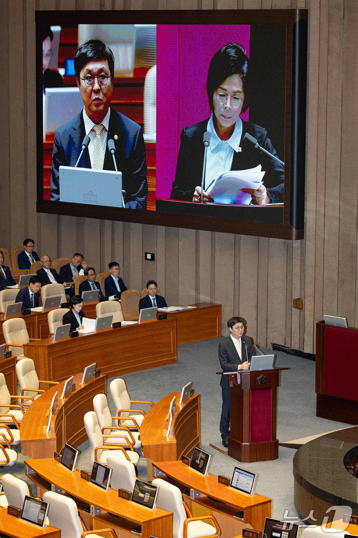 (서울=뉴스1) 유승관 기자 = 최휘영 문화체육관광부 장관이 14일 서울 여의도 국회에서 열린 제439회 국회(정기회) 제8차 본회의에서 최민희 더불어민주당 의원의 교육·사회·문화 …