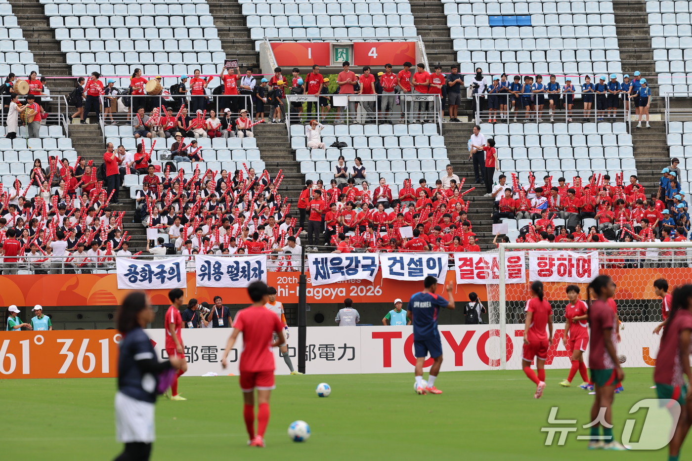 (오사카=뉴스1) 안은나 기자 = 14일 오후 일본 오사카 나가이스타디움에서 열린 2026 아이치·나고야 아시안게임 여자축구 예선 F조 1차전 북한과 방글라데시의 경기에 앞서 북한 …