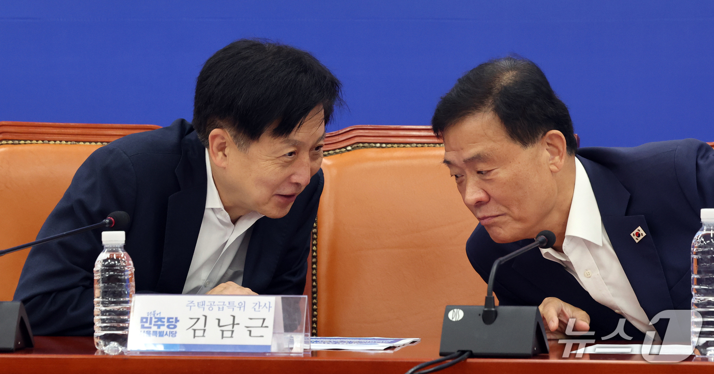 (서울=뉴스1) 황기선 기자 = 오기형 더불어민주당 주택공급특위 위원장과 이승로 성북구청장이  14일 오후 서울 여의도 국회에서 열린 '서울 정비사업의 병목 어떻게 풀 것인가?' …