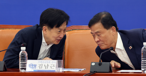 성북구청장과 대화 나누는 오기형 위원장