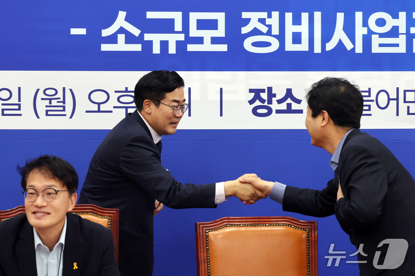 (서울=뉴스1) 황기선 기자 = 박찬대 인천시장과 김영배 더불어민주당 서울시당위원장이 14일 오후 서울 여의도 국회에서 열린 '서울 정비사업의 병목 어떻게 풀 것인가?' 토론회에서 …