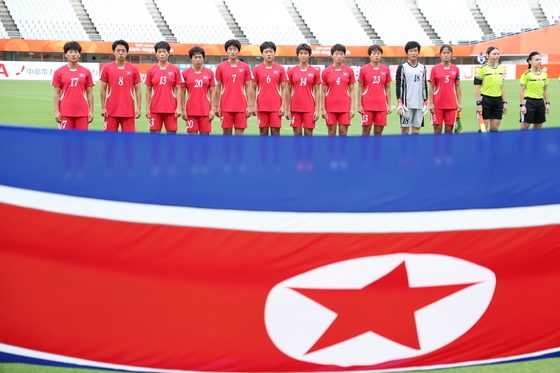 '방글라데시전' 국가 부르는 北 여자축구 선수들