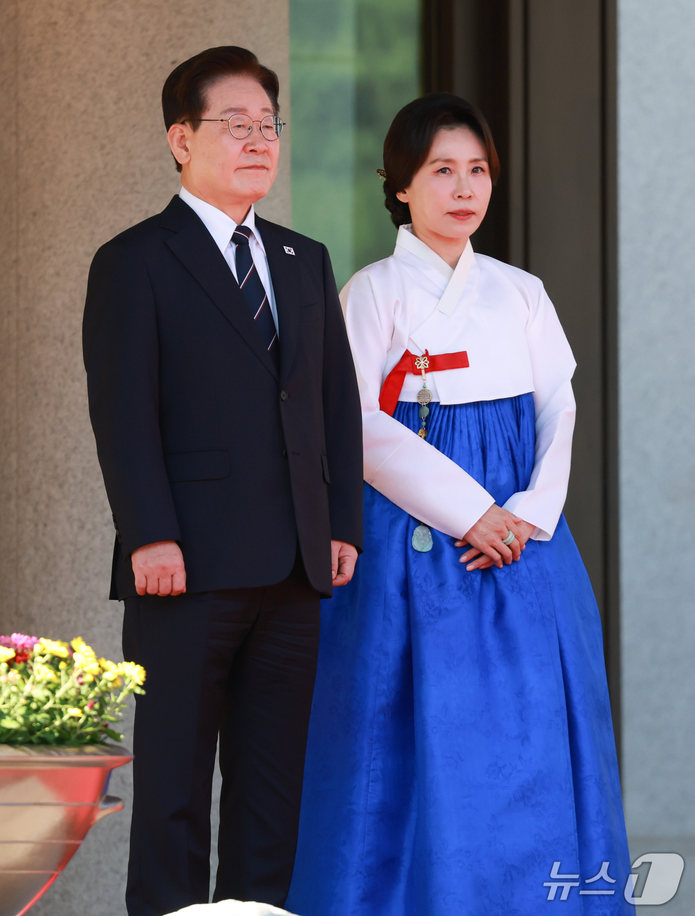 (서울=뉴스1) 이재명 기자 = 이재명 대통령과 김혜경 여사가 14일 청와대에서 국빈 방한한 샤브카트 미르지요예프 우즈베키스탄 대통령을 기다리고 있다. 2026.9.14/뉴스1