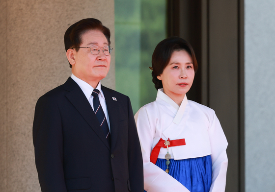 우즈베키스탄 대통령 영접 기다리는 이재명 대통령