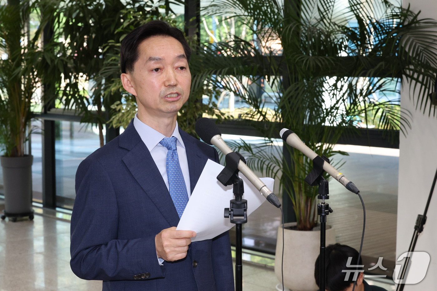 (서울=뉴스1) = 김지용 중대범죄수사청장 후보자가 14일 오후 청문회 준비 사무실이 마련된 서울 종로구 정부서울청사 창성동 별관에서 입장 발표를 하고 있다. 2026.9.14/뉴 …