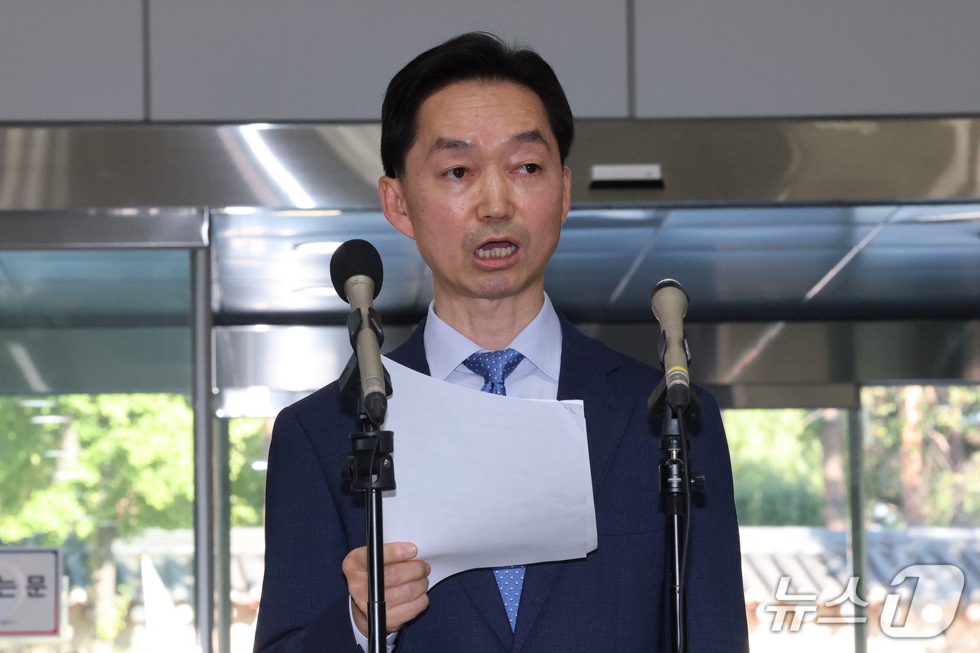 (서울=뉴스1) = 김지용 중대범죄수사청장 후보자가 14일 오후 청문회 준비 사무실이 마련된 서울 종로구 정부서울청사 창성동 별관에서 입장 발표를 하고 있다. 2026.9.14/뉴 …