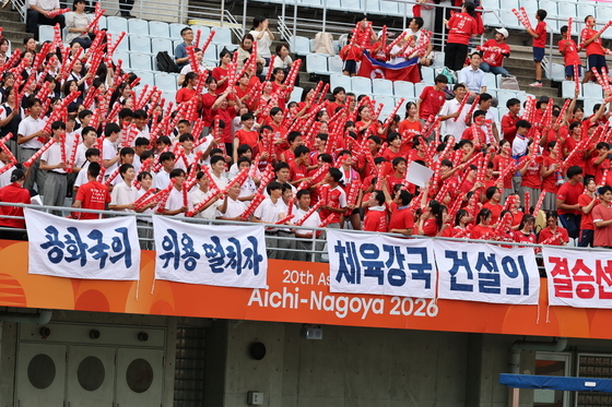 열띤 응원전 펼치는 북한 여자축구 응원단