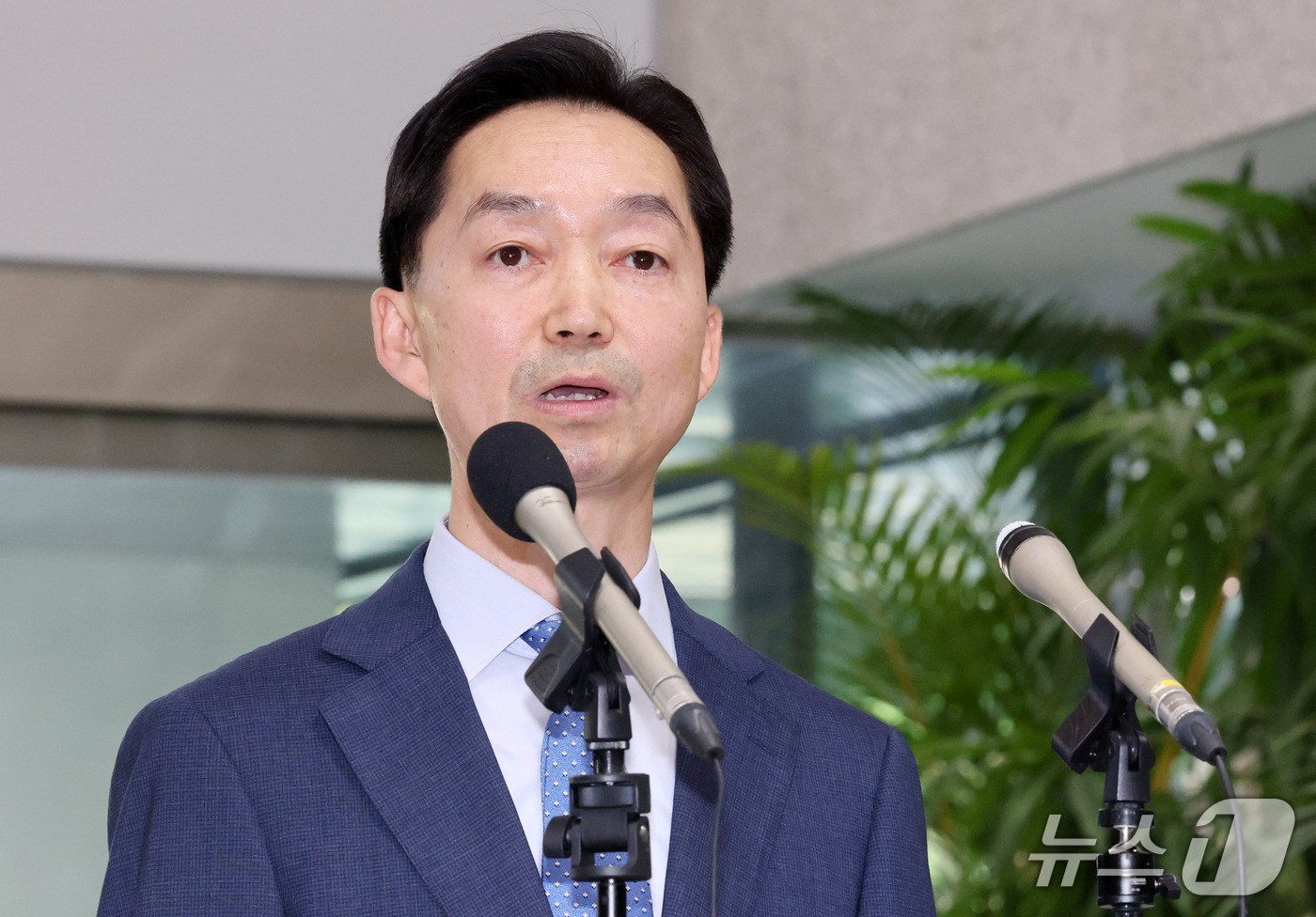(서울=뉴스1) 박세연 기자 = 김지용 중대범죄수사청장 후보자가 14일 오후 청문회 준비 사무실이 마련된 서울 종로구 정부서울청사 창성동 별관에서 입장 발표를 하고 있다.  202 …