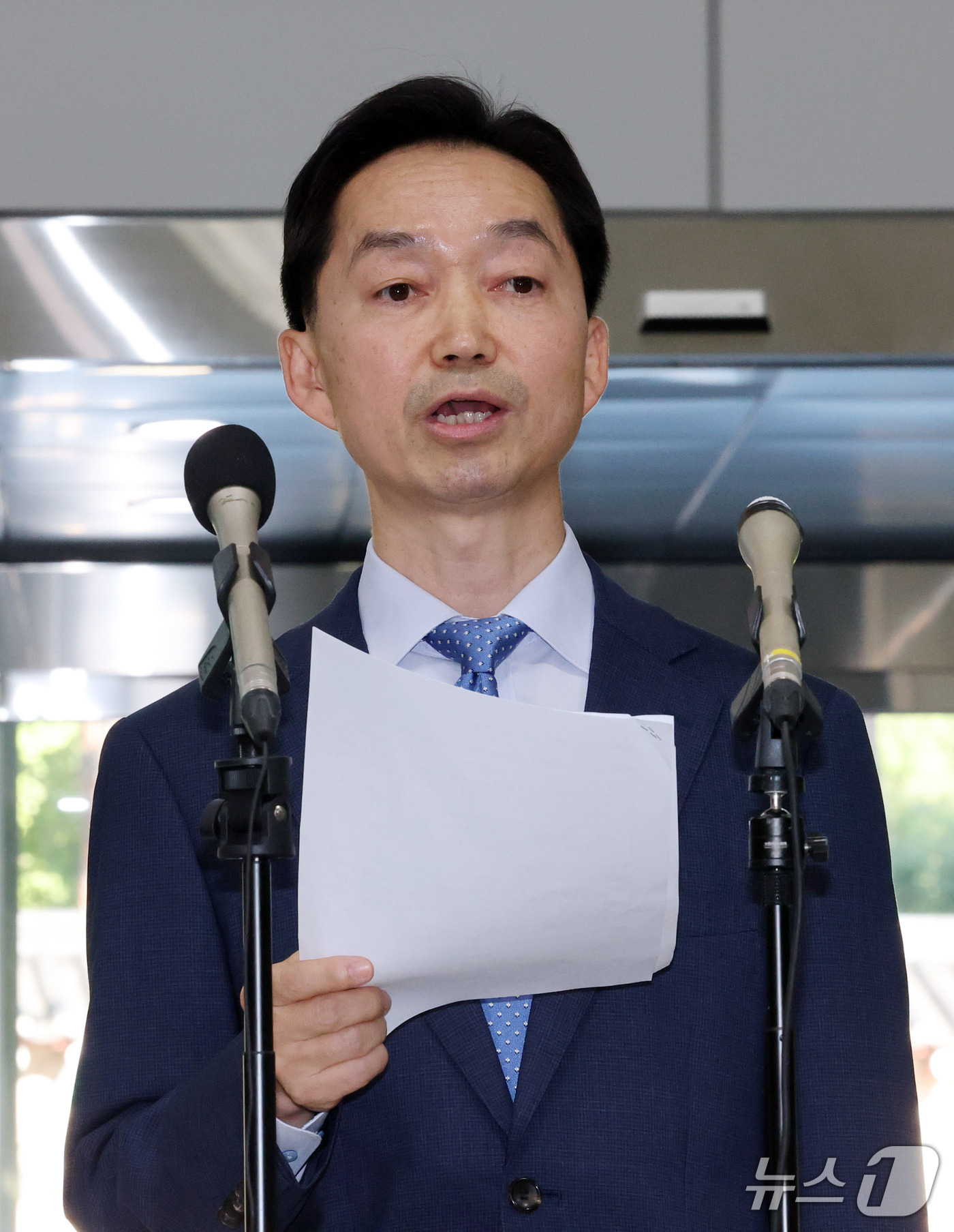 (서울=뉴스1) 박세연 기자 = 김지용 중대범죄수사청장 후보자가 14일 오후 청문회 준비 사무실이 마련된 서울 종로구 정부서울청사 창성동 별관에서 입장 발표를 하고 있다.  202 …