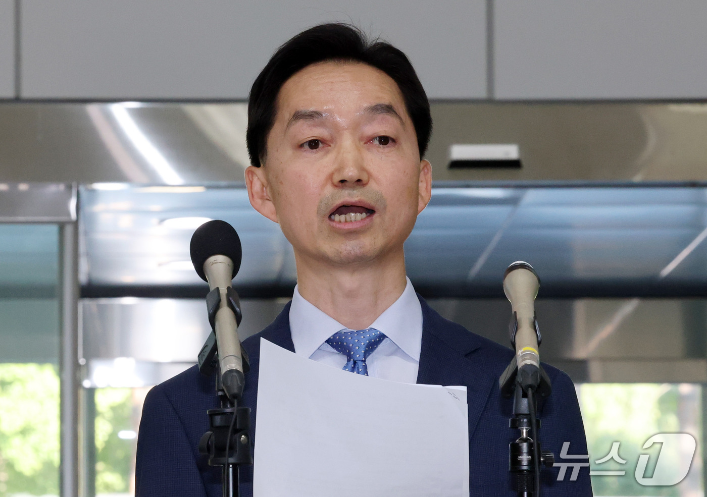(서울=뉴스1) 박세연 기자 = 김지용 중대범죄수사청장 후보자가 14일 오후 청문회 준비 사무실이 마련된 서울 종로구 정부서울청사 창성동 별관에서 입장 발표를 하고 있다.  202 …