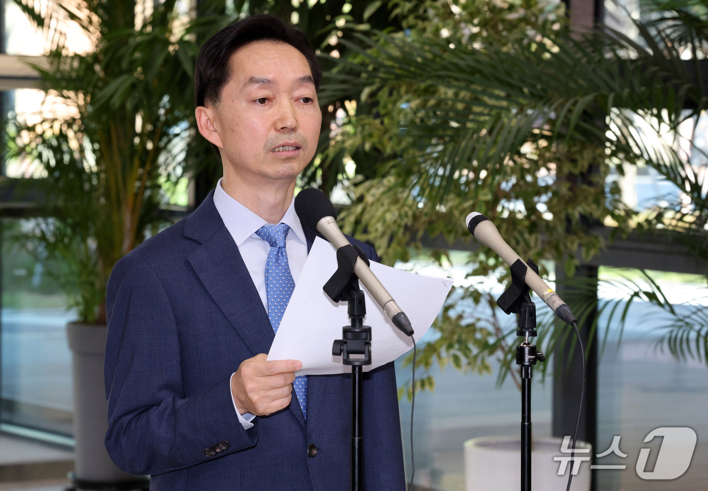 (서울=뉴스1) 박세연 기자 = 김지용 중대범죄수사청장 후보자가 14일 오후 청문회 준비 사무실이 마련된 서울 종로구 정부서울청사 창성동 별관에서 입장 발표를 하고 있다.  202 …