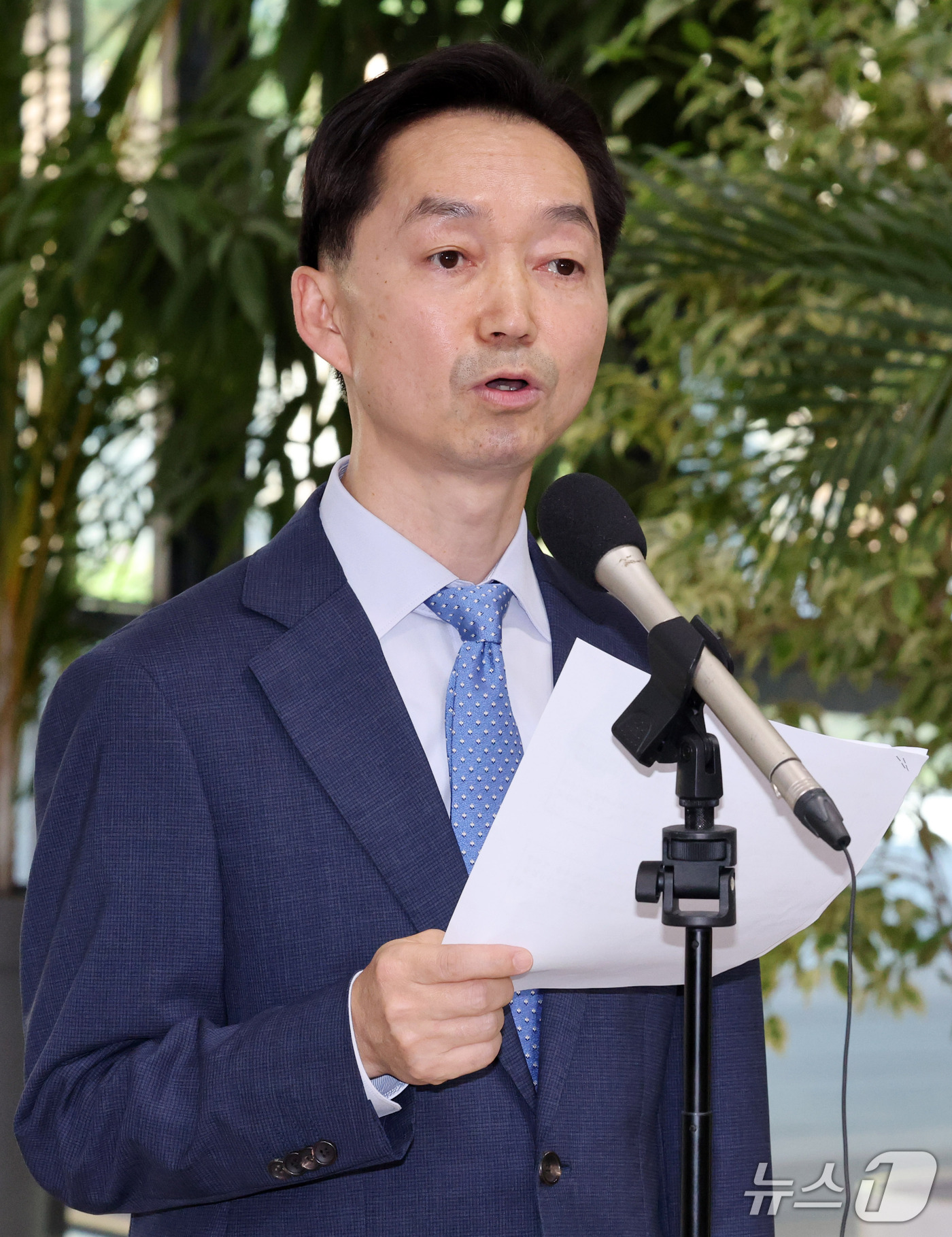 (서울=뉴스1) 박세연 기자 = 김지용 중대범죄수사청장 후보자가 14일 오후 청문회 준비 사무실이 마련된 서울 종로구 정부서울청사 창성동 별관에서 입장 발표를 하고 있다.  202 …