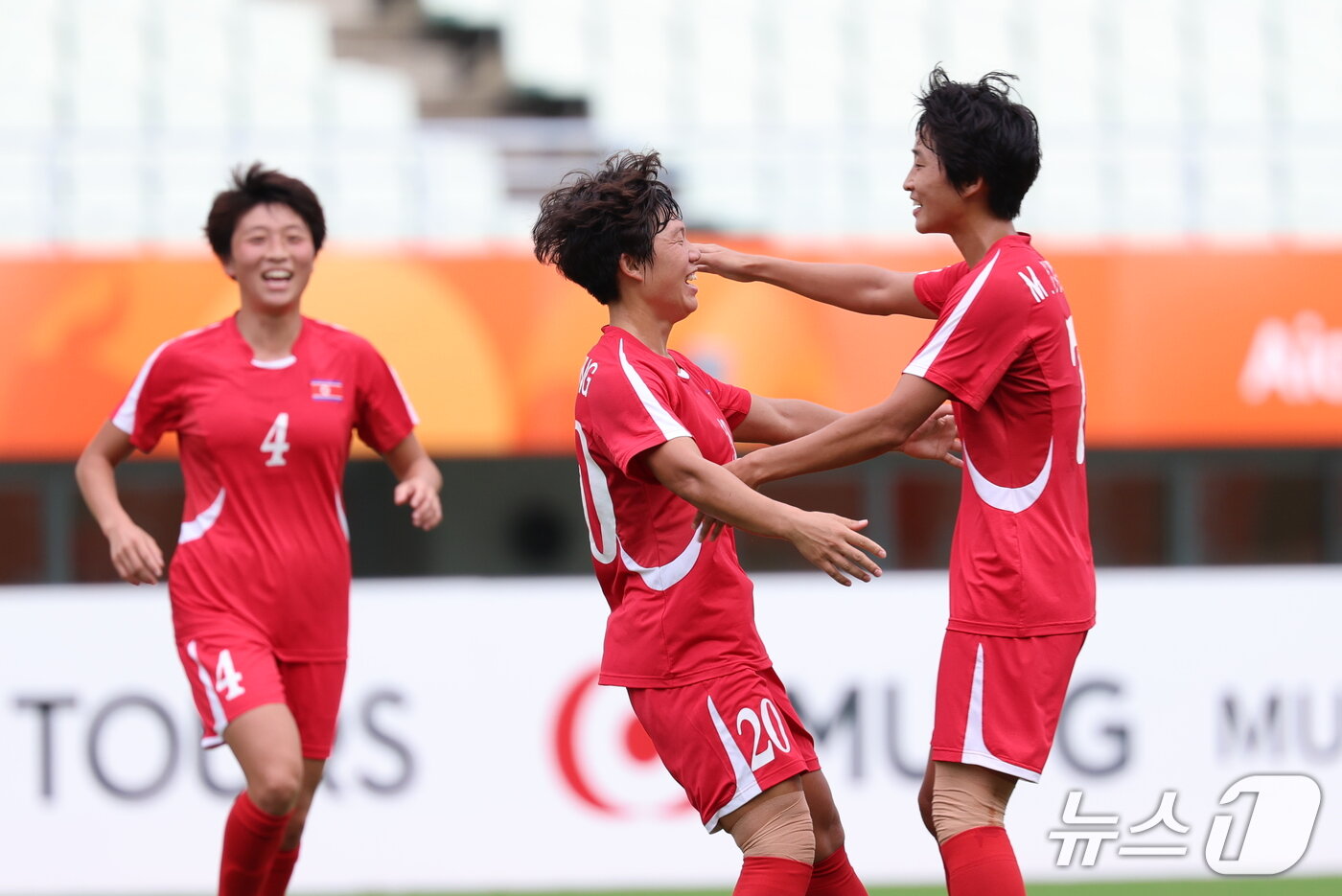본문 이미지 - 14일 오후 일본 오사카 나가이스타디움에서 열린 2026 아이치·나고야 아시안게임 여자축구 예선 F조 1차전 북한과 방글라데시의 경기에서 북한 채은영이 골을 넣은 뒤 선수들과 기뻐하고 있다. 2026.9.14 ⓒ 뉴스1 안은나 기자