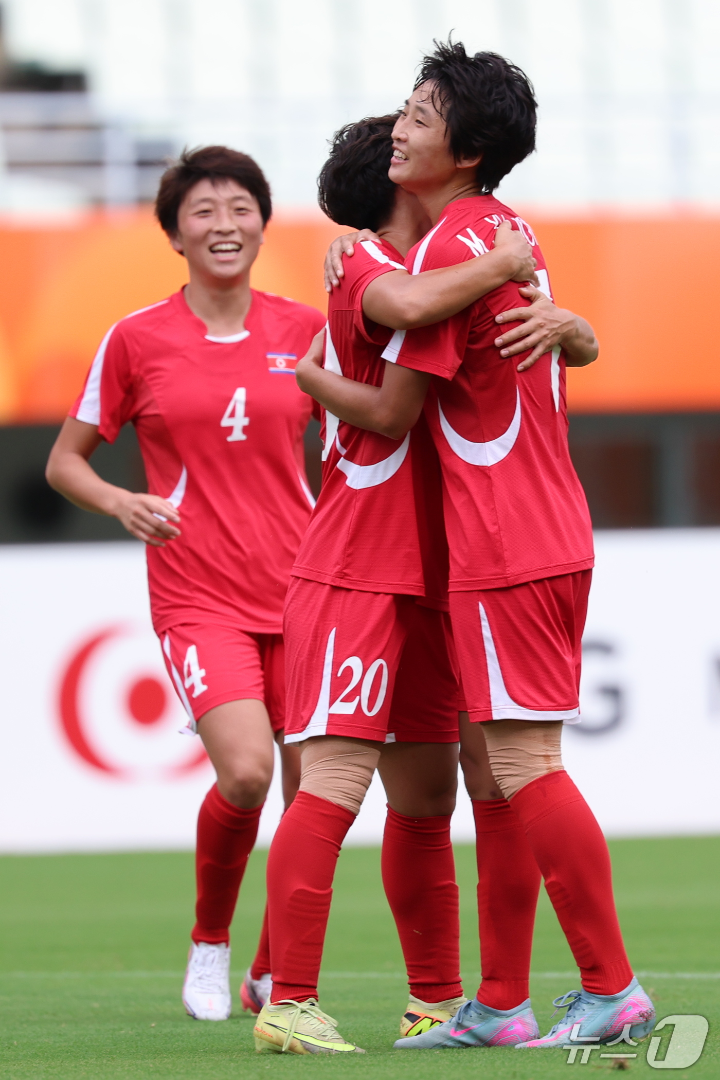(오사카=뉴스1) 안은나 기자 = 14일 오후 일본 오사카 나가이스타디움에서 열린 2026 아이치·나고야 아시안게임 여자축구 예선 F조 1차전 북한과 방글라데시의 경기에서 북한 채 …