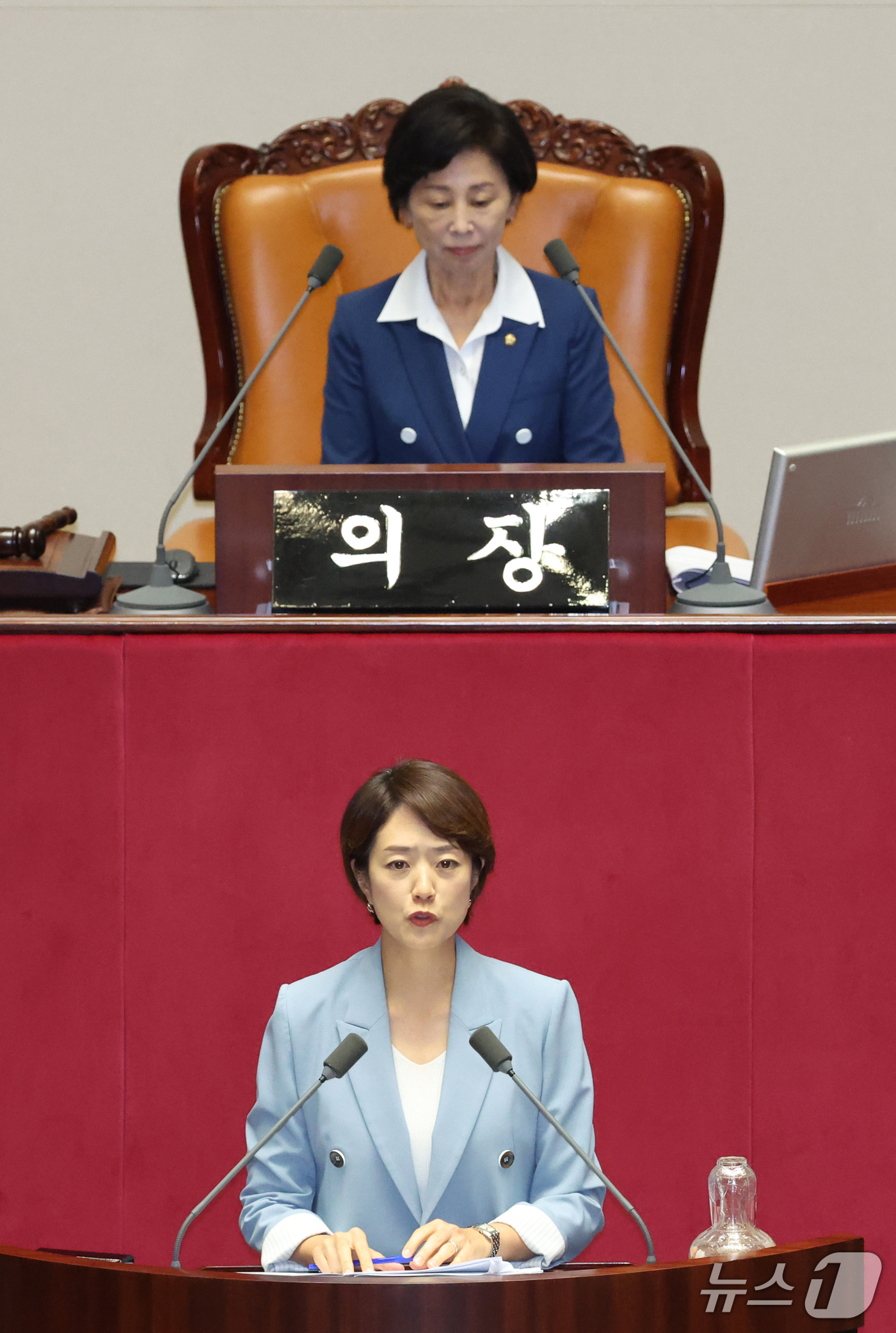 (서울=뉴스1) 신웅수 기자 = 고민정 더불어민주당 의원이 14일 서울 여의도 국회에서 열린 제439회국회(정기회) 8차 본회의 대정부질문에서 교육·사회·문화에 관한 질문을 하고 …