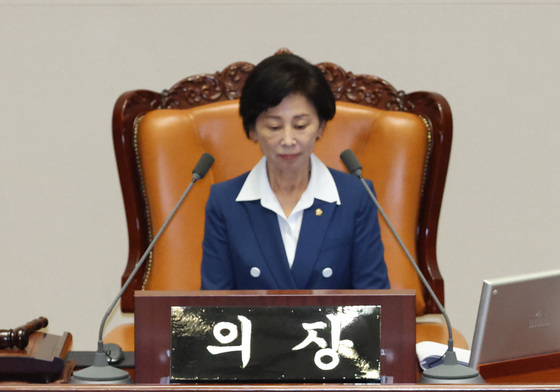 대정부 질문하는 고민정
