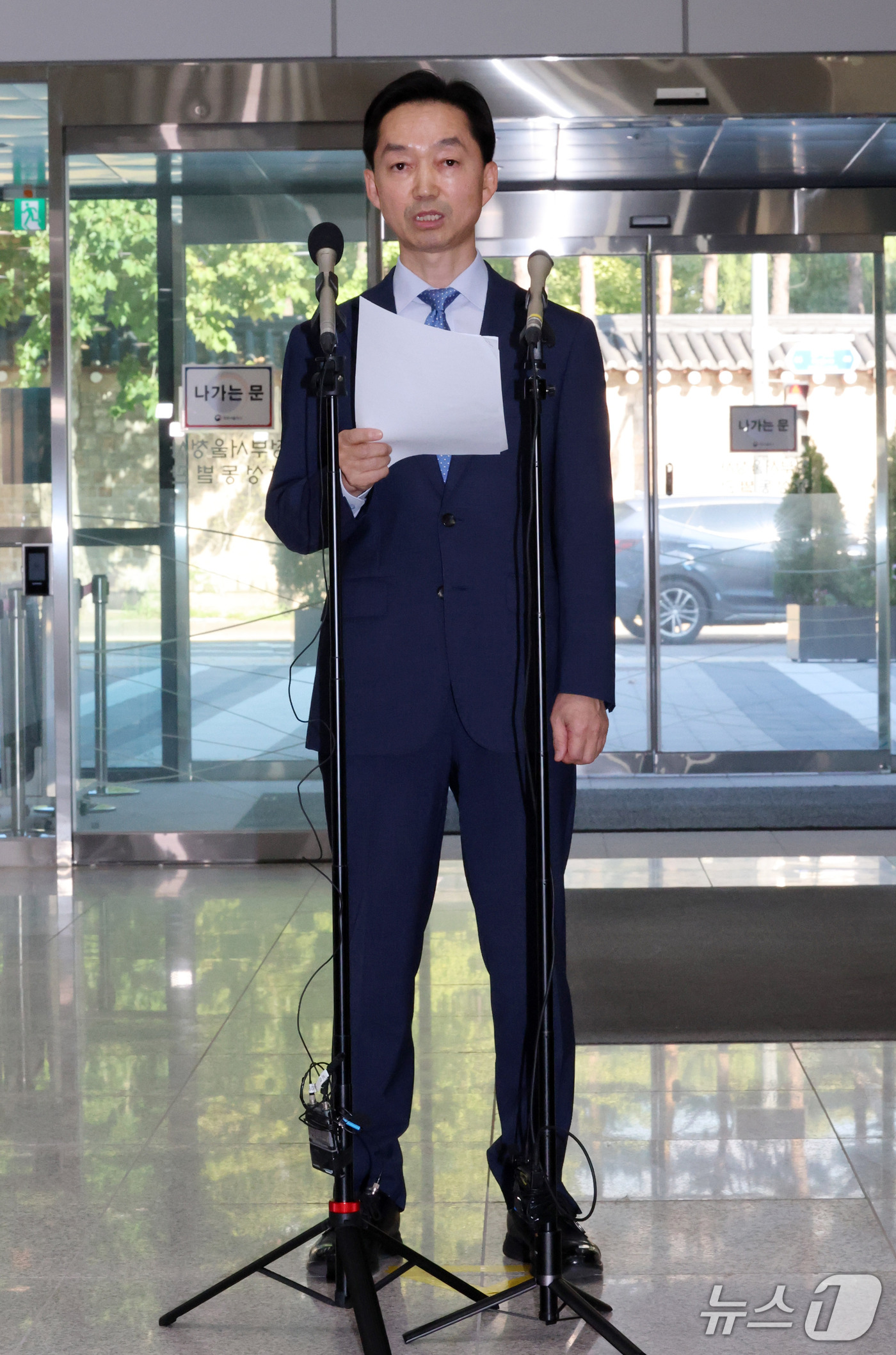 (서울=뉴스1) 박세연 기자 = 김지용 중대범죄수사청장 후보자가 14일 오후 청문회 준비 사무실이 마련된 서울 종로구 정부서울청사 창성동 별관에서 입장 발표를 하고 있다.  202 …
