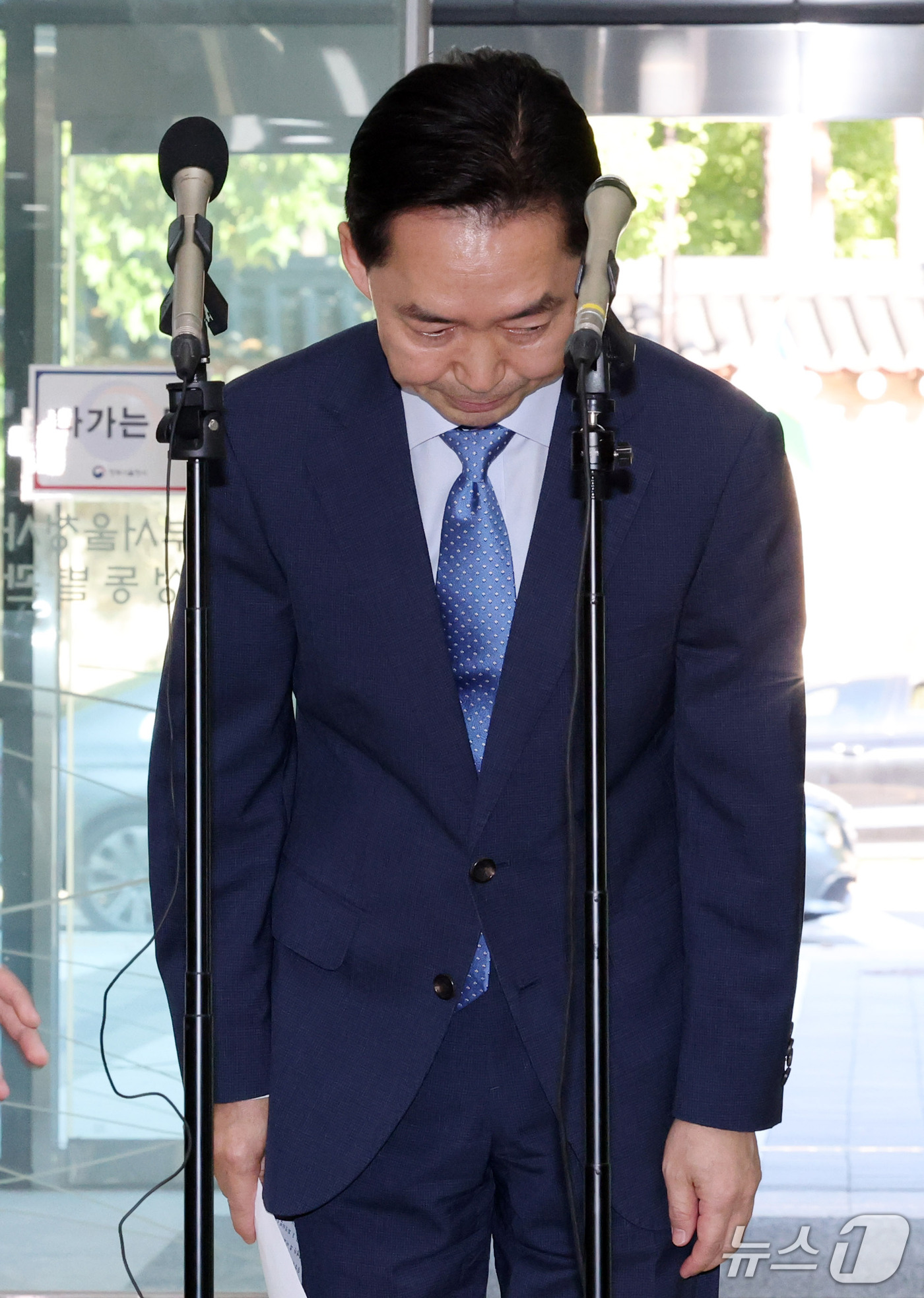 (서울=뉴스1) 박세연 기자 = 김지용 중대범죄수사청장 후보자가 14일 오후 청문회 준비 사무실이 마련된 서울 종로구 정부서울청사 창성동 별관에서 입장 발표를 하기 전 고개숙여 인 …
