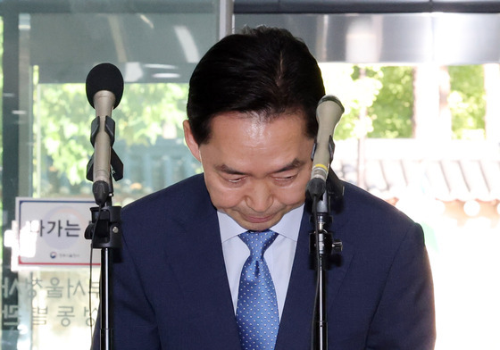 입장 발표 전 인사하는 김지용 후보자