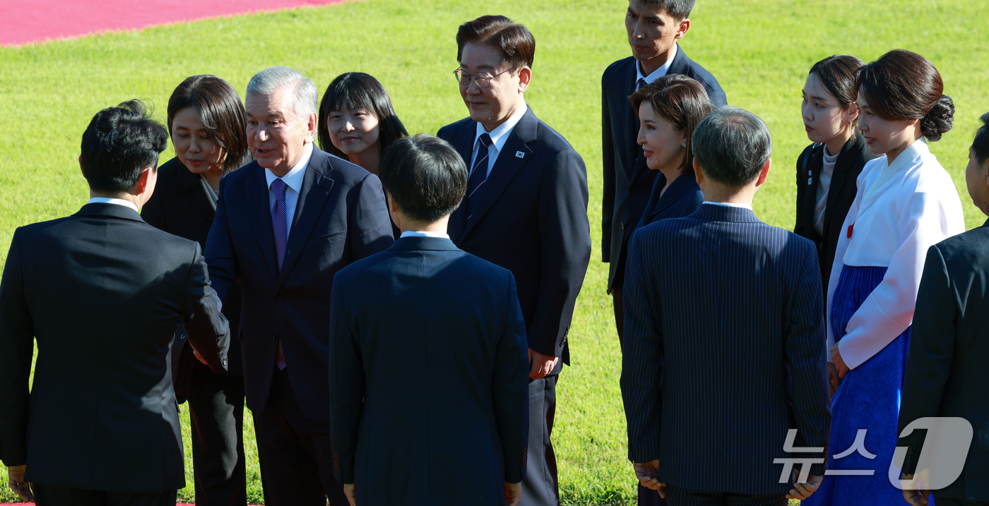 (서울=뉴스1) 이재명 기자 = 이재명 대통령과 샤브카트 미르지요예프 우즈베키스탄 대통령이 14일 청와대에서 열린 공식환영식에서 정부 인사들과 악수를 하고 있다. 2026.9.14 …