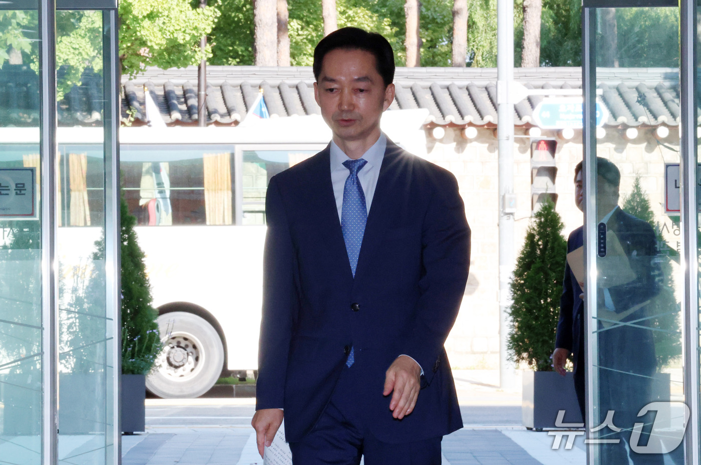 (서울=뉴스1) 박세연 기자 = 김지용 중대범죄수사청장 후보자가 14일 오후 청문회 준비 사무실이 마련된 서울 종로구 정부서울청사 창성동 별관에 입장 발표를 하기위해 들어서고 있다 …