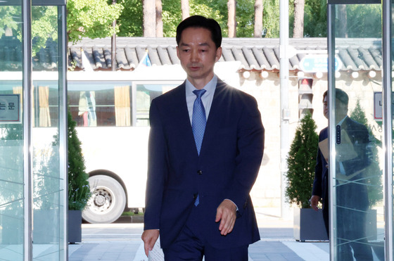 청문회 준비 사무실 들어서는 김지용 후보자