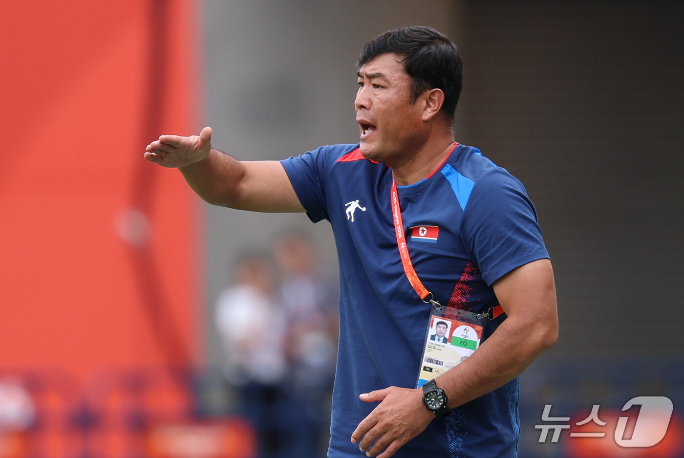 본문 이미지 - 14일 일본 오사카 얀마 스타디움 나가이에서 열린 2026 아이치·나고야 아시안게임 여자 축구 조별리그 1차전 북한과 방글라데시의 경기에서 북한 박성진 감독이 작전지시를 내리고 있다. 2026.9.14 ⓒ 뉴스1 안은나 기자