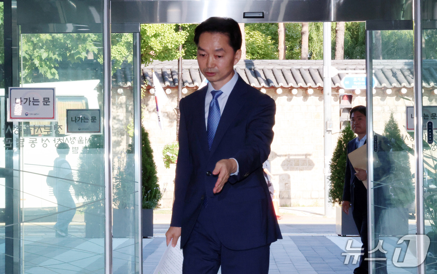 (서울=뉴스1) 박세연 기자 = 김지용 중대범죄수사청장 후보자가 14일 오후 청문회 준비 사무실이 마련된 서울 종로구 정부서울청사 창성동 별관에 입장 발표를 하기위해 들어서고 있다 …
