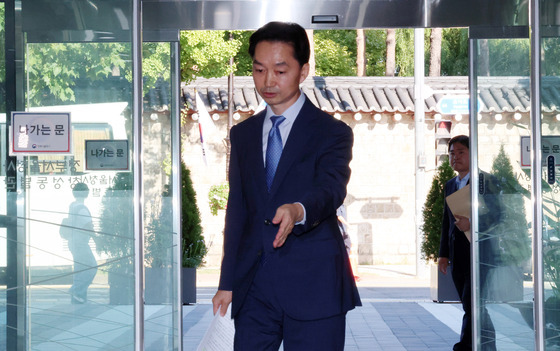 청문회 준비 사무실 들어서는 김지용 중수청장 후보자