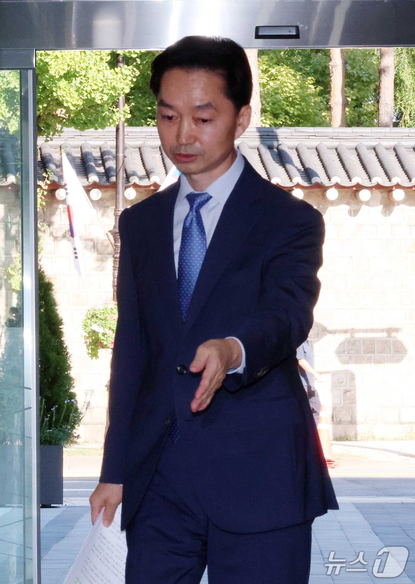 (서울=뉴스1) 박세연 기자 = 김지용 중대범죄수사청장 후보자가 14일 오후 청문회 준비 사무실이 마련된 서울 종로구 정부서울청사 창성동 별관에 입장 발표를 하기위해 들어서고 있다 …