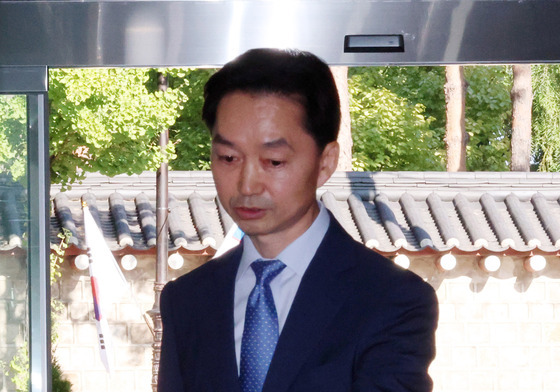입장 발표 위해 청문회 준비 사무실 들어서는 김지용 후보자