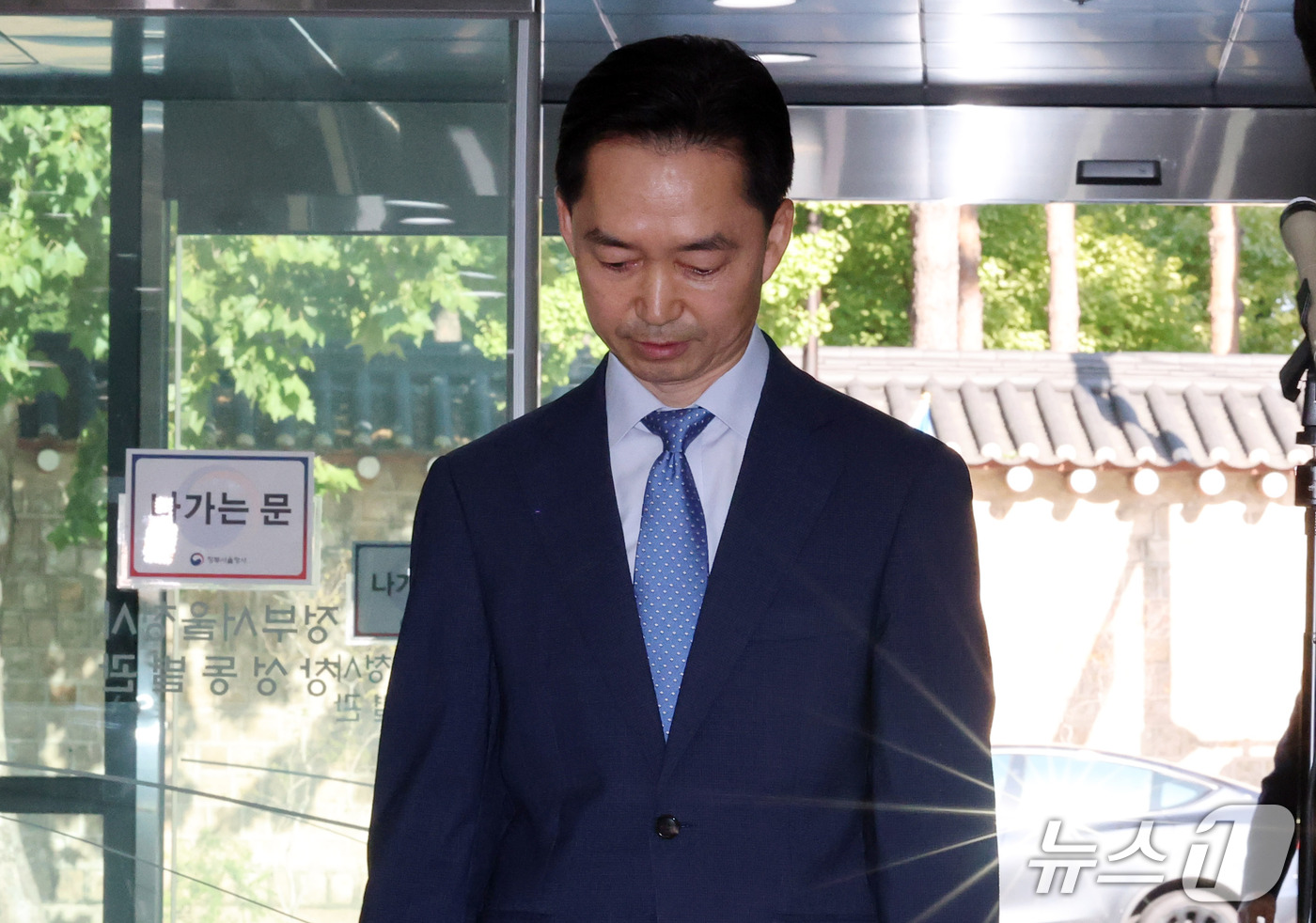 (서울=뉴스1) 박세연 기자 = 김지용 중대범죄수사청장 후보자가 14일 오후 청문회 준비 사무실이 마련된 서울 종로구 정부서울청사 창성동 별관에 입장 발표를 하기위해 들어서고 있다 …