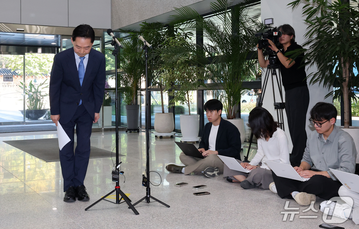 (서울=뉴스1) 박세연 기자 = 김지용 중대범죄수사청장 후보자가 14일 오후 청문회 준비 사무실이 마련된 서울 종로구 정부서울청사 창성동 별관에서 입장 발표를 미치고 인사하고 있다 …