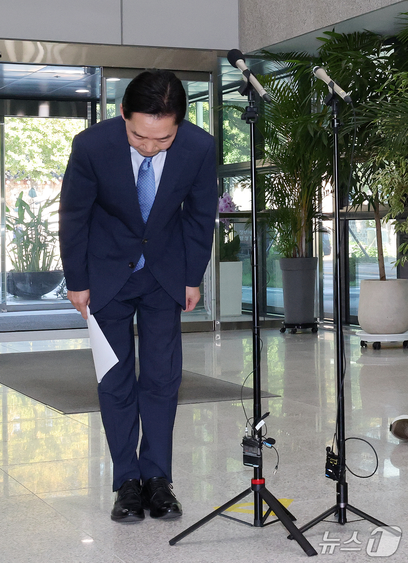 (서울=뉴스1) 박세연 기자 = 김지용 중대범죄수사청장 후보자가 14일 오후 청문회 준비 사무실이 마련된 서울 종로구 정부서울청사 창성동 별관에서 입장 발표를 마치고 인사를 하고 …